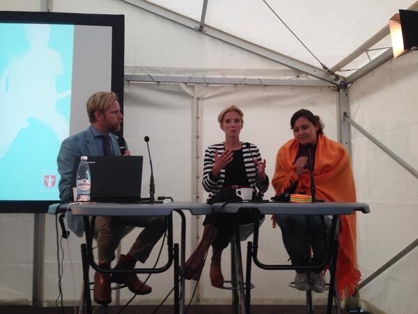 britstakston's tweet photo. Synd att #oväntademöten påverkas deltagarmässigt av regnet, men fint möte mellan @emmarung och Daniella #almedalen http://t.co/8YUE7ZVmzw