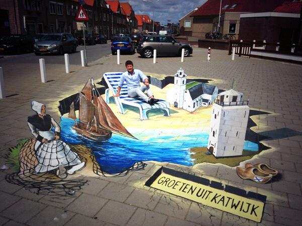 Heerlijk middagje op het strand van #Katwijk met @Suzieq0703! #3dstreetart #groetenuitkatwijk