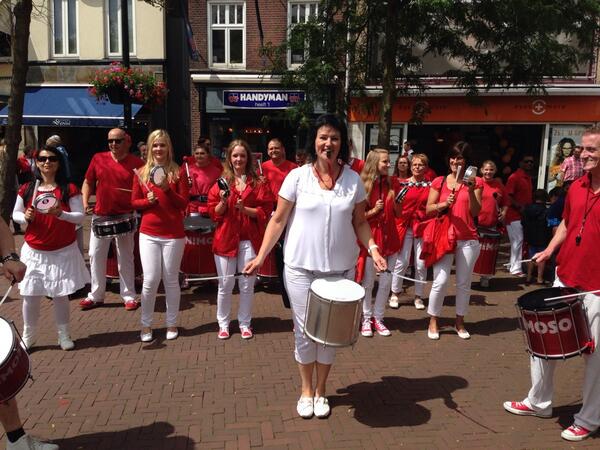 Wat nou code geel? Hier in #oss is het code rood/wit! #samba <a href="/DaleCanaOss/">Dale Caña</a>