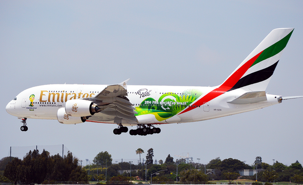 Emirates cup. Эмирейтс а380 ливреи. Ливрея Эмирейтс 50. Старая ливрея Emirates. A380 Emirates logo.