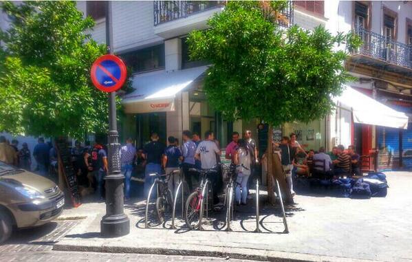 Postigo_10's tweet photo. ¡Vaya ambientazo! Ven a vernos y descubre nuestra carta de deliciosas tapas y vinos. ¡Querrás volver,garantizado! http://t.co/pkz1k1EmRO