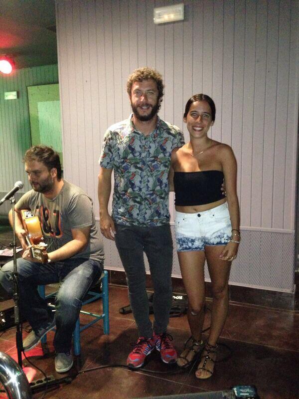 surson_maria's tweet photo. Y aqui estamos con un grande!! Trabajar escuchandote es un lujo compadre! @JuanitoMakande http://t.co/rjqUnPKLzk