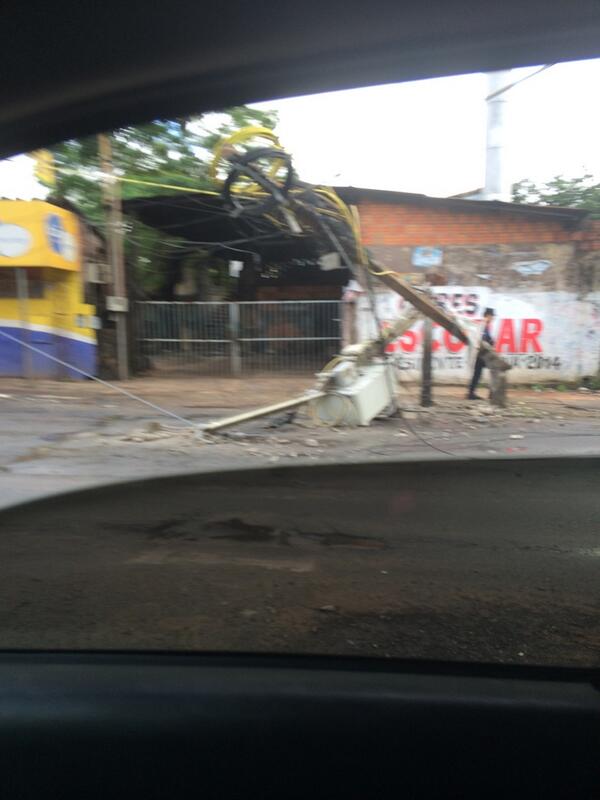 olikvalera's tweet image. Media calzada cerrada en Artigas esq con Venezuela por una columna caída de la Ande