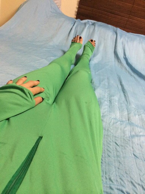 去年のハロウィンの緑星人全身スーツ(&deg;_&deg;) パジャマが見つからないから着ました。。 http://t.co/uQGcLkDM0y