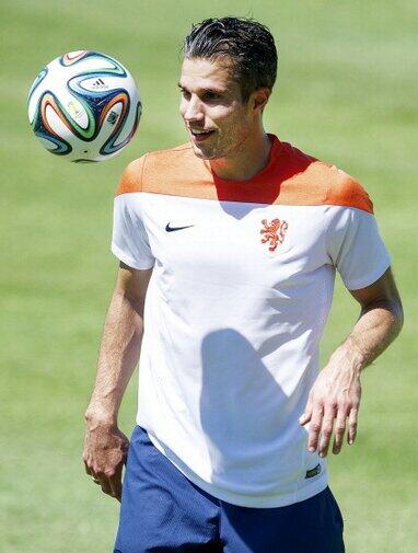 indomanutd's tweet photo. RT buat van Persie, Fav buat Chicharito http://t.co/PRQCl5mQOd