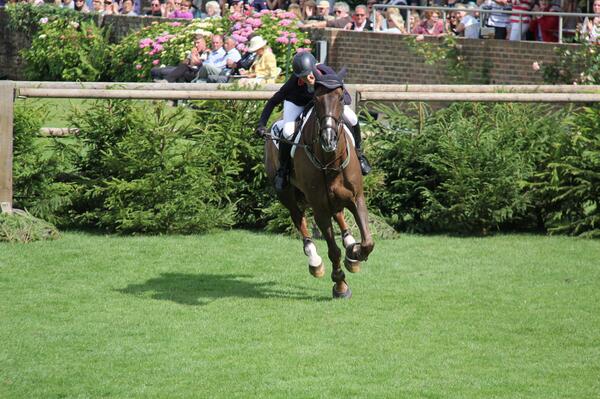 8faults for a delighted <a href="/HarrietNuttall/">Harriet Nuttall</a> &amp; A Touch Imperious in the Hickstead Derby to share the lead!