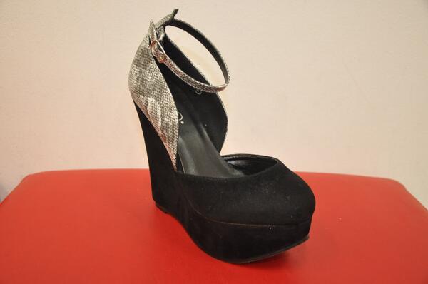 Añade un poco de diversión a tu calzado con estos wedges en suede disponibles en tu tienda Di Morini favorita. #sodt