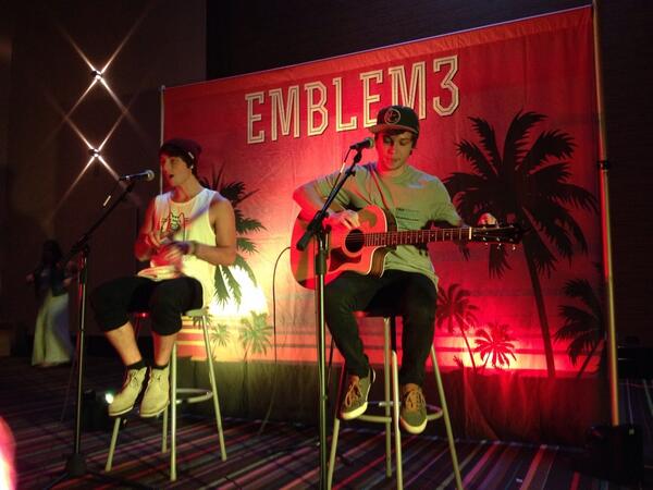 TIPChicago's tweet image. Wes &amp;amp; Keaton were AMAZING! Wes even gave me his pick 😍 #FiresideStorySessions