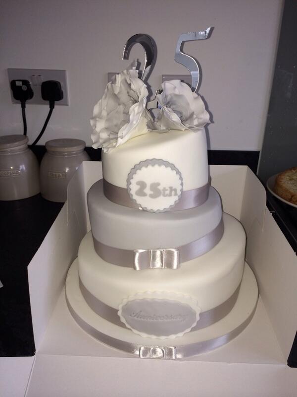 “<a href="/ThePrettyCake/">Lucie Cannings</a>: ” #LovelyCake #25thAnniversary