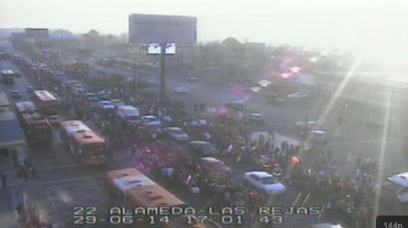 24HorasTVN's tweet photo. AHORA: Gran cantidad de personas esperan el paso del bus de #CHI en Alameda con Las Rejas http://t.co/rbVOFGgXBN http://t.co/H5shTl6jcC