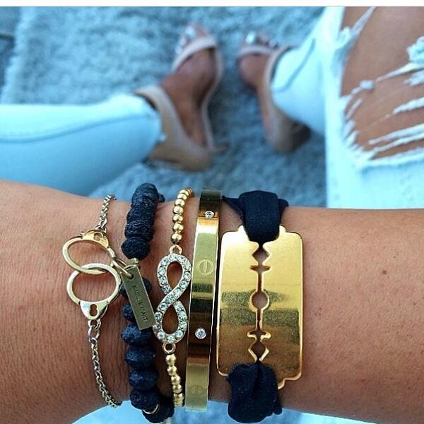 mil_mariposas's tweet image. Soy feliz que me regalen manillas como estas.