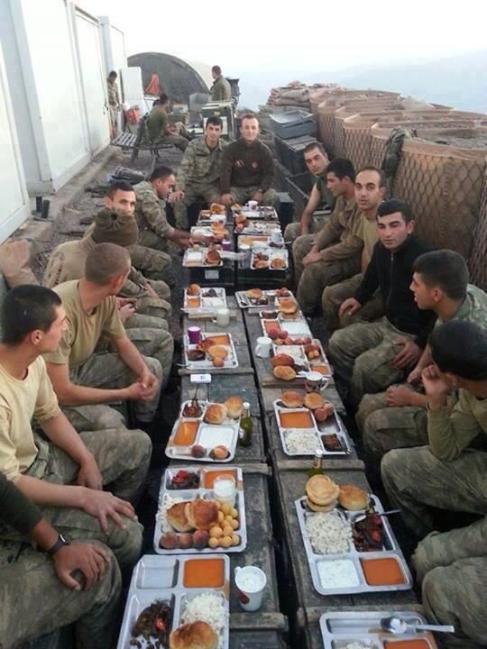colakrengin's tweet photo. Aslan Mehmetçik İftar bekliyor. http://t.co/jGQc1WweqI