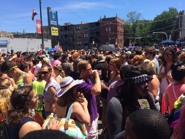 MaryShmEllen's tweet photo. Prepare for jam packed sidewalks on Halsted Ave. between Aldine and Roscoe #pride2014 @redlineproject http://t.co/P6seATjrzK