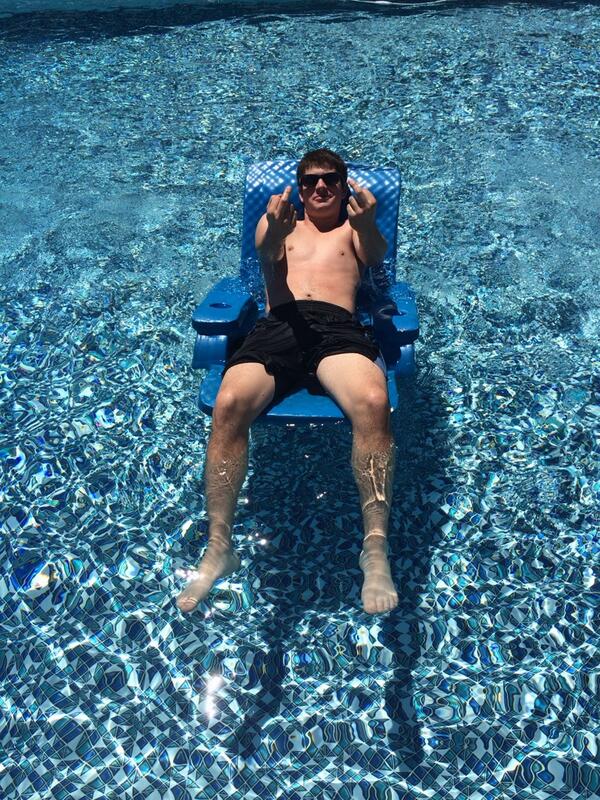 katiedelz's tweet image. not your average white girl pool side pic #stillbasic