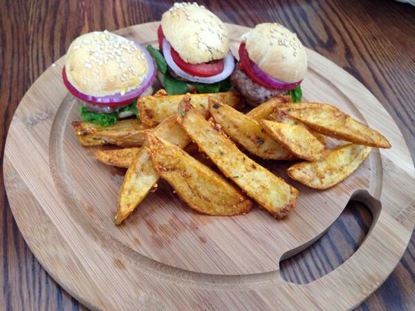 Y para celebrar el gol del #TriMexicano un delicioso "Trío de hamburgesitas con gajos de papa"