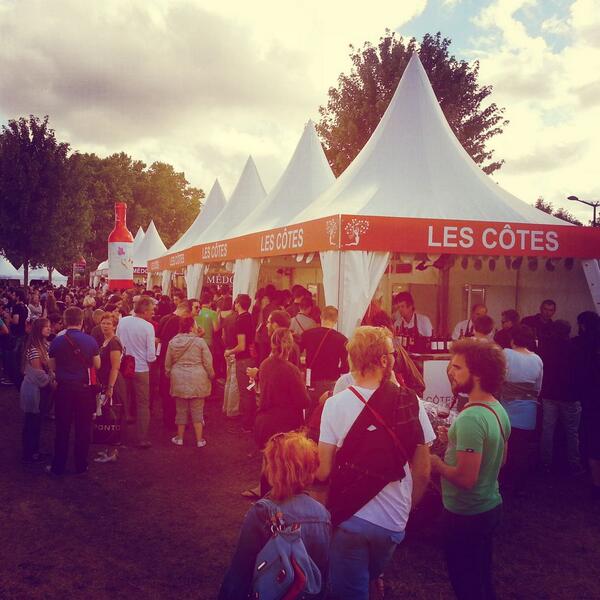 VinBlaye's tweet photo. Un bon et beau dimanche de #BFV2014 sur le stand côtes ! Cc @ChlaLevrette @HautBourcier @HAUTTERRIER http://t.co/qzVfJGUG52