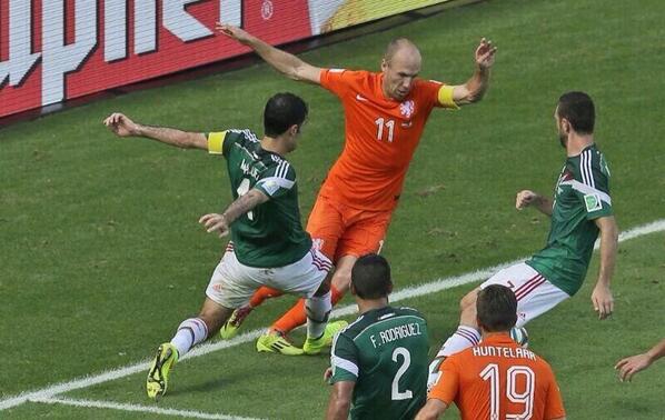 Marksw86's tweet photo. ¿Y el penal dónde está? #MEXvsNED  http://t.co/uxIH1kehGH"
