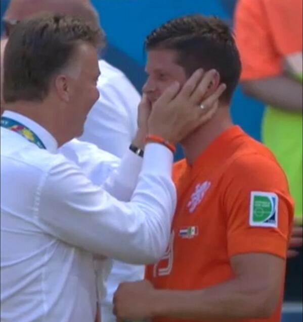 Van Gaal draagt dus ook een loom-armbandje. Baas. Heeft hij eigenlijk kleinkinderen?