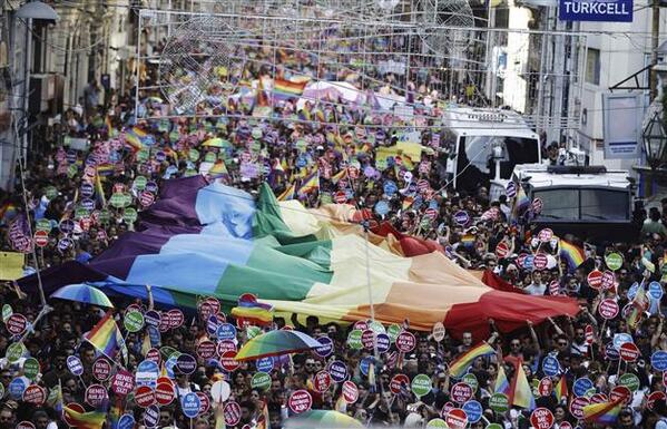 monaeltahawy's tweet photo. RT @nycjim: Thousands turn out for #pride march in Istanbul, #Turkey. http://t.co/yZ0gYcQOnE http://t.co/rlTblSRjY3