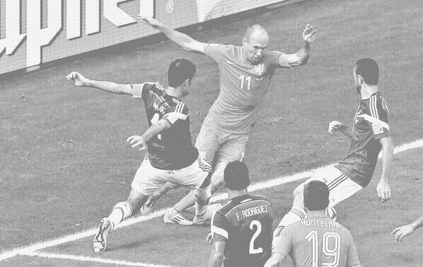 La jugada que cambió el partido. Márquez jamás toca a Robben. 
#MEXvsNED 
#Mundial2014