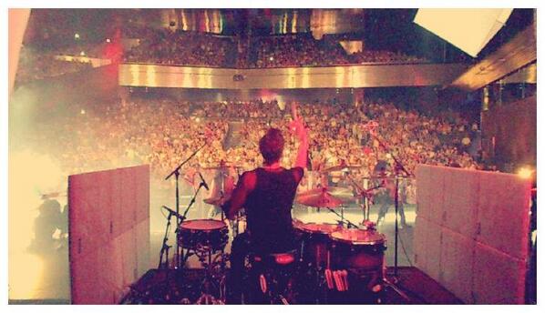 monicanfans's tweet photo. Plano del concierto de Sevilla desde la batería de Matt de Vallejo. http://t.co/5mx4bzmbjP