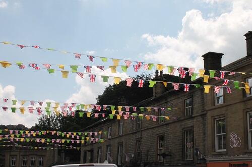 HolmfirthEvents's tweet photo. The bunting looks fantastic in Holmfirth! #Holmfirthhour #IloveHolmfirth http://t.co/VPBJcUsYF4