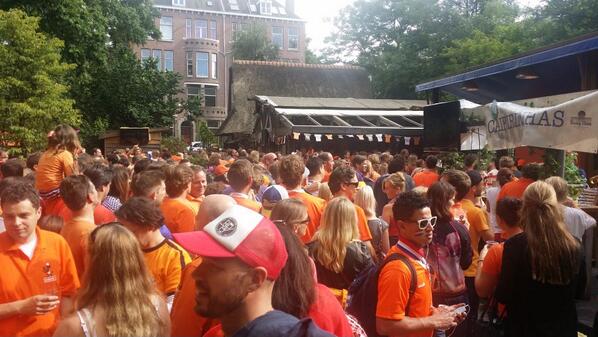 marcel's tweet photo. Zaterdagavond in ieder geval weer kijken bij @Vondeltuin de beste plek in Amsterdam om #ned elftal te kijken http://t.co/62VurTZHWj