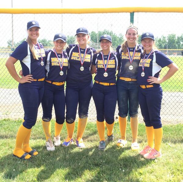 stockwellmaddie's tweet image. I love my six chicks 💙💛 #sixC #bulldogs #statechamps
