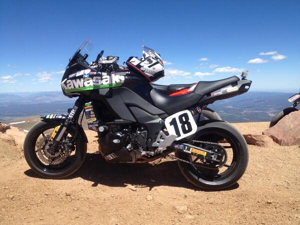 ferdaniel18's tweet photo. La #versys1000 en la cima de pikes peak. @AutecoMotos @fedemoto @RevistaDEMOTOS @MastechOficial @motopasiontv http://t.co/qjAYKoGqAn