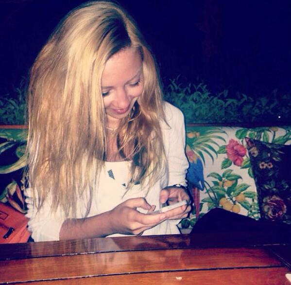 Gizemesendemir's tweet photo. Karşımda oturan fındık faresi çok mutlu 💕 @EceSeckinCom http://t.co/pvnOuQo3Ky