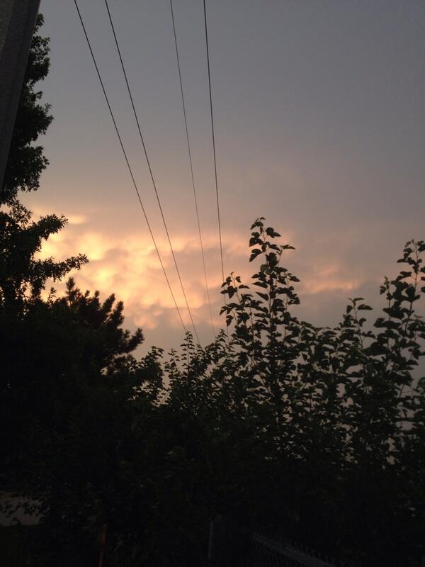 MarkTheOverseer's tweet image. Getting some of those cool marshmallow/cottonball clouds rolling in... Looks cool with the sunset! #KCWeather #OPview