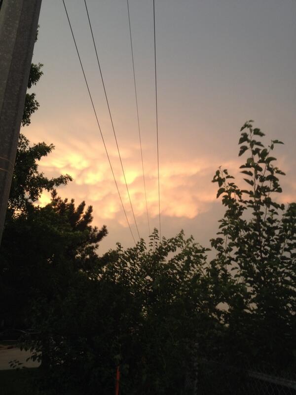 MarkTheOverseer's tweet image. Getting some of those cool marshmallow/cottonball clouds rolling in... Looks cool with the sunset! #KCWeather #OPview