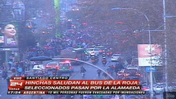 24HorasTVN's tweet photo. #ENVIVO: Increíble el ambiente en la Alameda ante el paso del bus de #CHI http://t.co/V9xd8t27fV #OrgulloChileno http://t.co/ijOgOe9IyO