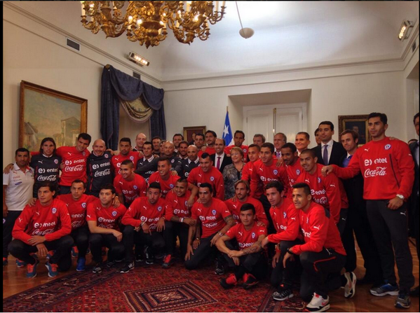 PublimetroChile's tweet photo. La Roja llegó a Chile tras la eliminación y tuvo masivo recibimiento ----> http://t.co/n9SXgwnHQf http://t.co/hoVIsGGcz2