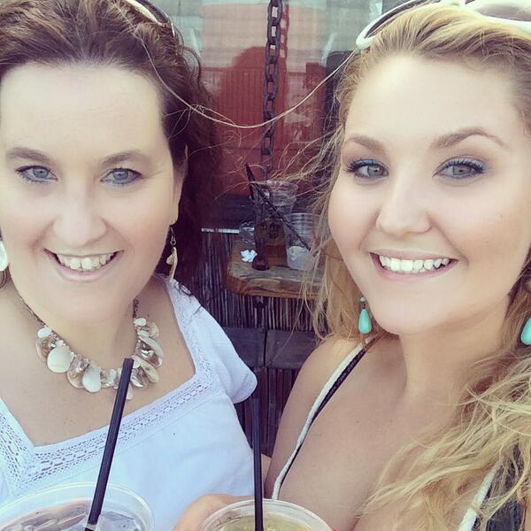 aleyyleee's tweet image. Reggae Sunday with my mommy! #conchsideup #conchhouse #reggae #sunday #sundayfunday #ILoveYou