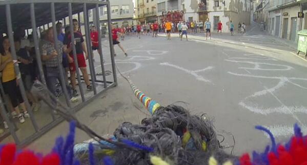 A3Noticias's tweet photo. Por primera vez una cámara muestra el 'Bous en corda' desde el punto de vista del toro [VÍDEO]
http://t.co/SgHXScdZJE http://t.co/u7nrkpRLBt