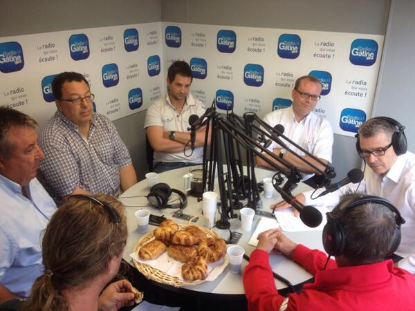 RadioGatine's tweet photo. Résultats sportifs : en ce moment le bilan avec de nombreux invités ! #rugby #foot #hand #basket #volley http://t.co/QRnqClUHm5