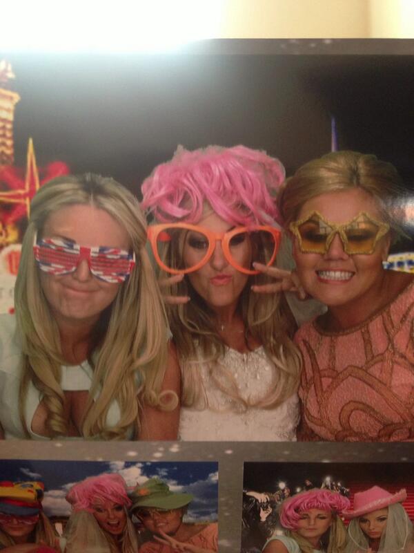 dominiquesmit18's tweet photo. 😂 photo booth at @abi787 wedding x x http://t.co/jTxGpWJIhi