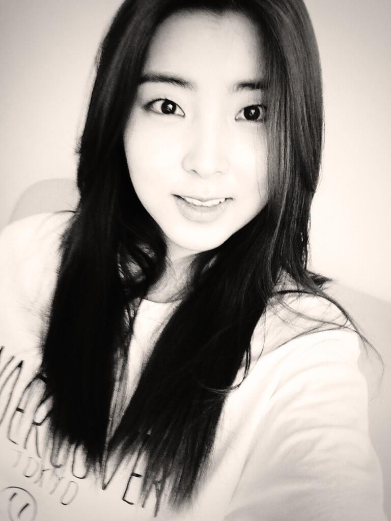 تحديث Sohyun في التويتر #2 قالت "ابتسامات"  BrW6DEHCUAAzjzi