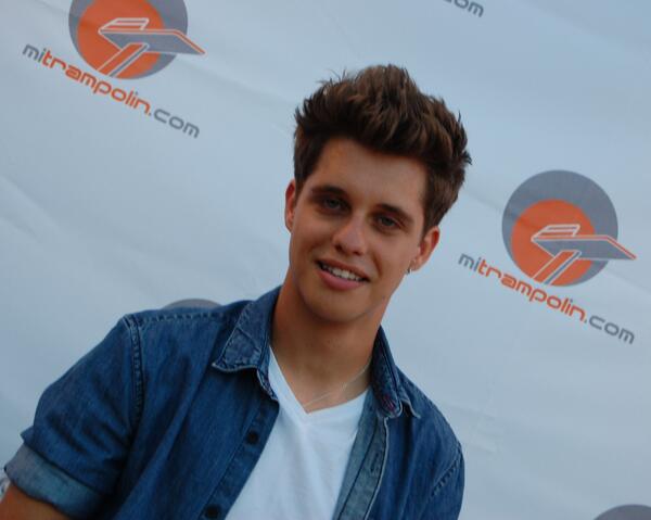 mitrampolin's tweet photo. VOTA A DIEGO HACIENDO CLIC EN FAVORITO Y SIGUIÉNDONOS http://t.co/FIqcLyHJG3 http://t.co/RNDjstkBwu
