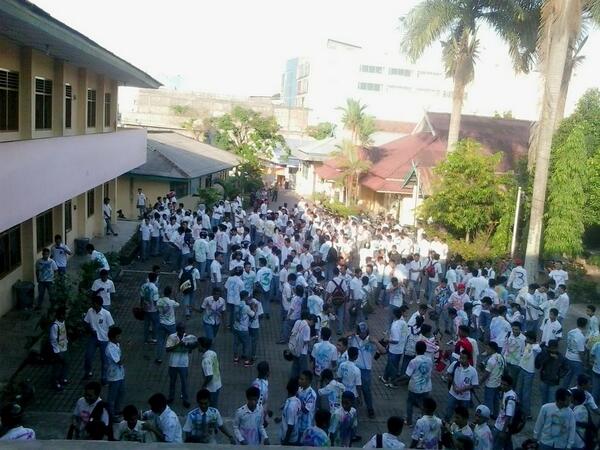 SMKN3Jambi's tweet photo. Kelulusan kemarin 2013/2014 .. http://t.co/JMUyoqlnJf