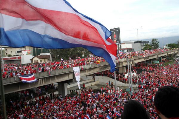 XHespanol's tweet photo. #Brasil2014  Aficionados costarricenses celebran después del #COSGRE en San José (Xinhua/Kent Gilbert) http://t.co/1WaRum8Eix