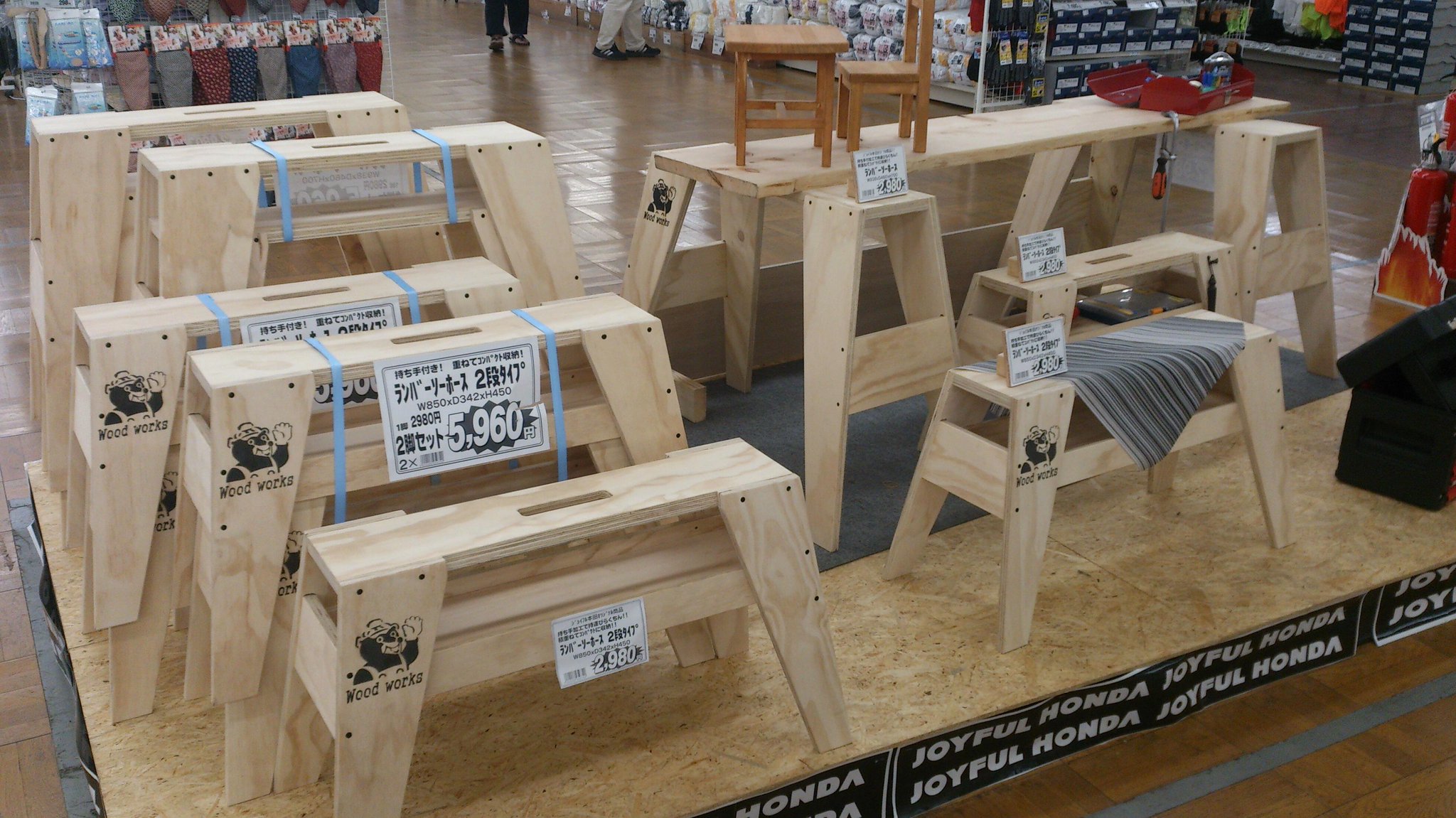 ジョイフル本田 瑞穂店情報 Diy好きのお客様に耳寄りな情報です 木製ソーホース が入荷しました 板を渡し作業台やベンチ テーブルなど使い方はあなた次第 大サイズ 小サイズともに税込2 980円で販売中です 是非お越し下さいませ Http T Co