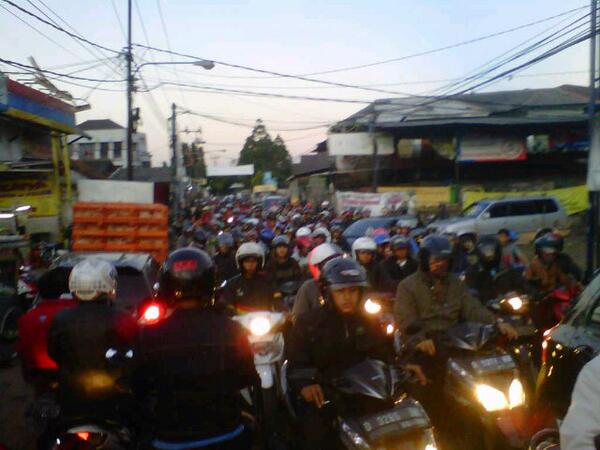 #lalinBDG 17.55 : masa ngga ada polisi satupun dipertigaan cisaranten  | <a href="/rafizordan/">Rafizordan</a>