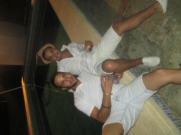 campaniya12's tweet photo. mira que dosss.... jijiji @AlvaroVaryxdye @Miguelma_rl http://t.co/FqPPEwZhy2