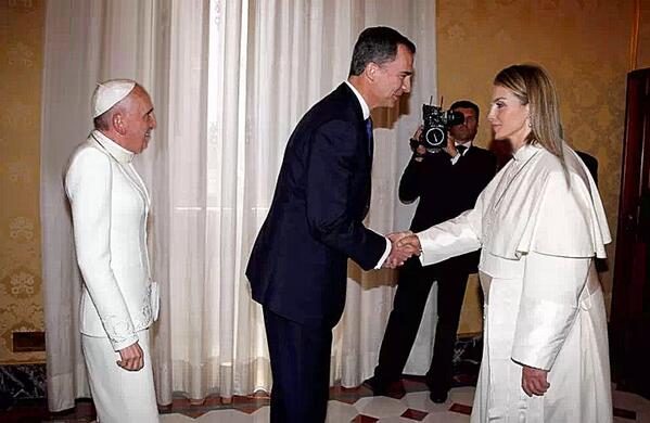kurioso's tweet photo. El vestido de Letizia provoca un pequeño fallo de protocolo en la visita de los reyes al Vaticano http://t.co/KGOnV36jmp