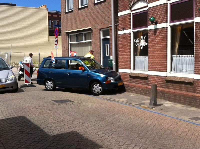 Auto tegen gevel in de Choorstraat Auto tegen gevel in de Choorstraat