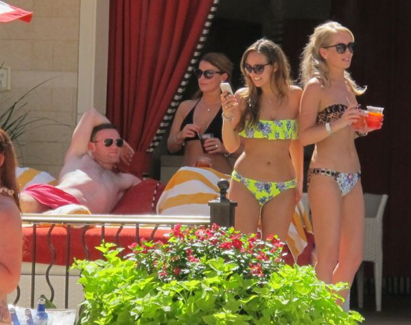 Fichajes_futbol's tweet photo. Wayne Rooney se olvida así del Mundial http://t.co/O0YuNhlTzt
