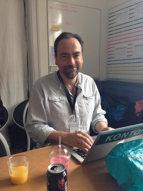 hbgstad's tweet photo. Och här ser ni @jocke, vår egen #internetchef som jobbar för fullt. Varje kväll sänds #hbgflyttarin från #almedalen http://t.co/d8r4pEJ9aq