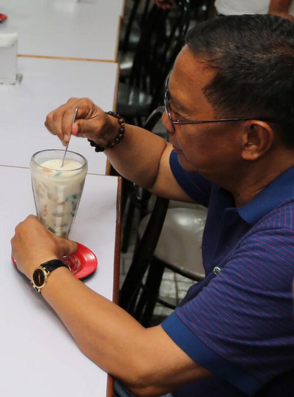 JojoCBinay's tweet photo. Enjoying my Halo-Halo. Kain po tayo! http://t.co/2B1l3eZwba